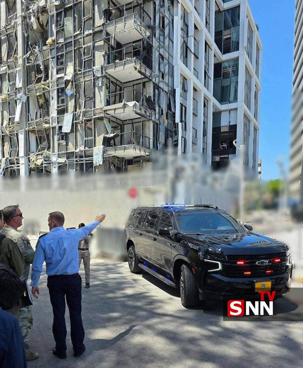 بازدید فرمانده سنتکام از ساختمانی در تل&zwnj;آویو که هدف موشک&zwnj;های ایرانی قرار گرفت + عکس