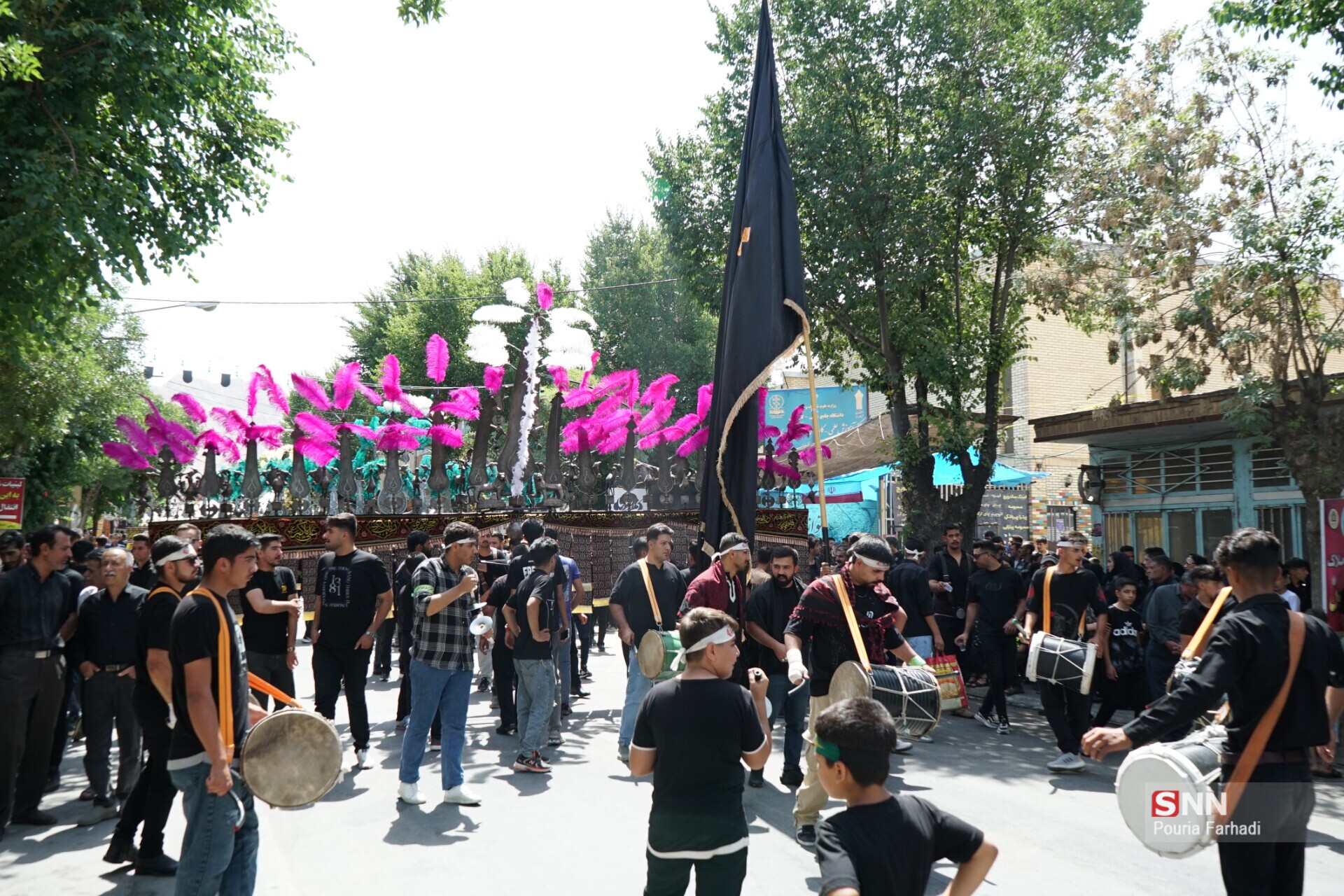 منتشر نشود////فرخشهر در سوگ علم&zwnj;ها؛ آیین باشکوه علم&zwnj;گردانی در تاسوعای حسینی برگزار شد +فیلم