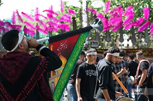 فرخشهر در سوگ علم‌ها؛ آیین باشکوه علم‌گردانی در تاسوعای حسینی برگزار شد +فیلم