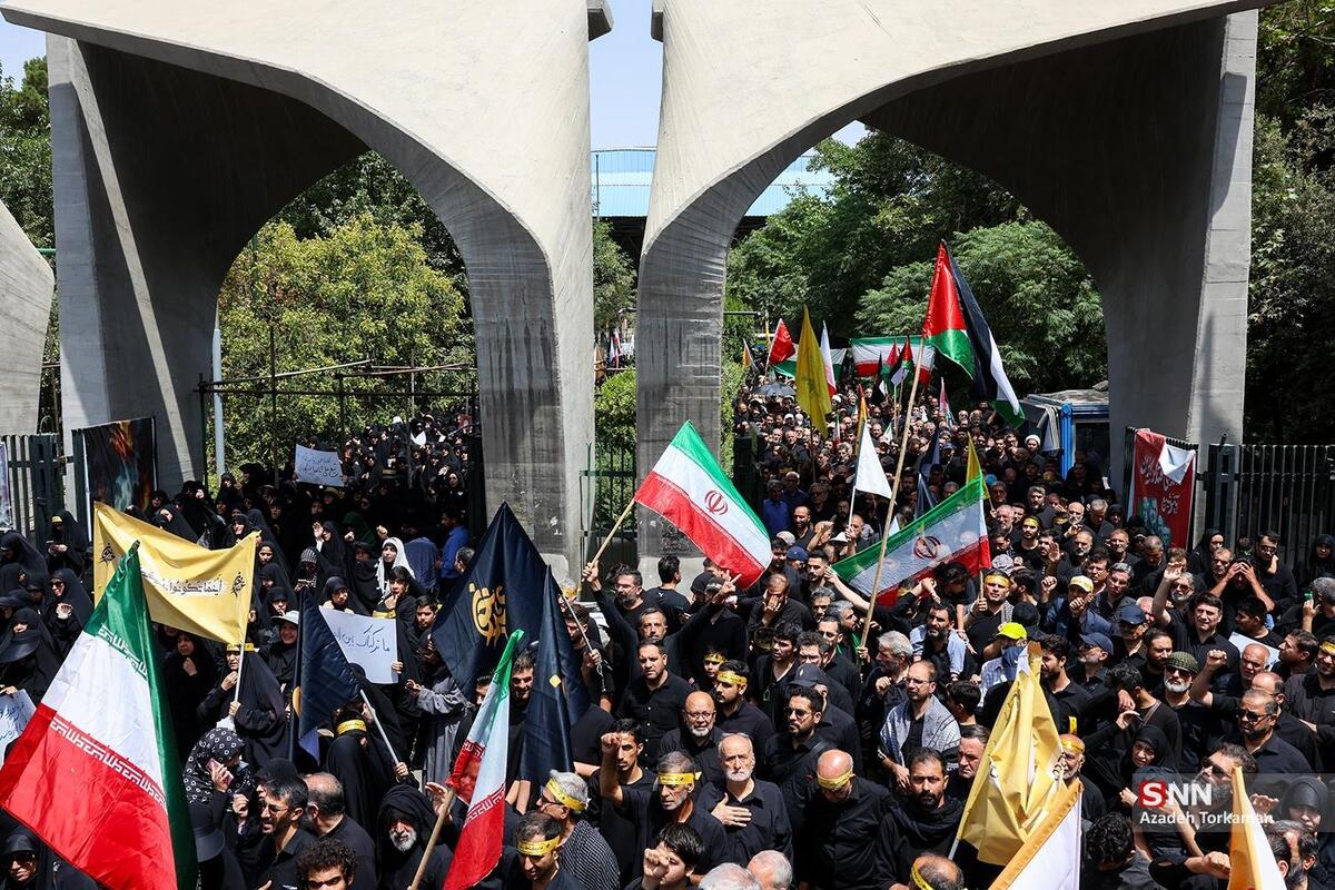 شکوه شور حسینی در خیابانهای تهران/ مردم و دانشجویان با امام خود تجدید بیعت کردند