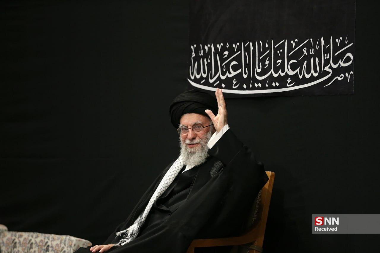 مراسم عزاداری شب عاشورا با حضور رهبر انقلاب در حسینیه امام خمینی(ره) برگزار شد/ خواندن سرود حماسی &laquo;ای ایران خدایی&raquo; با توصیه رهبر انقلاب + فیلم