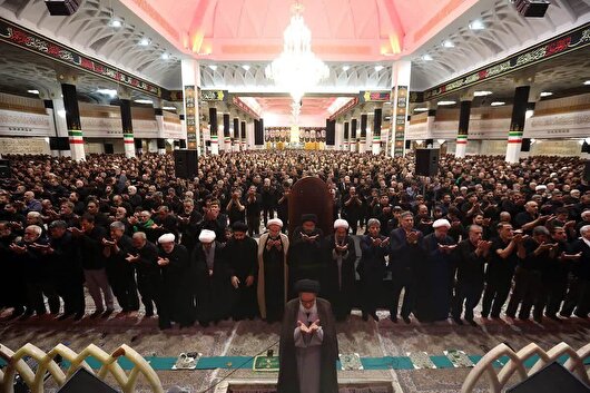 نماز عشق در اوج ماتم عاشورا در حرم بانوی کرامت اقامه شد+فیلم