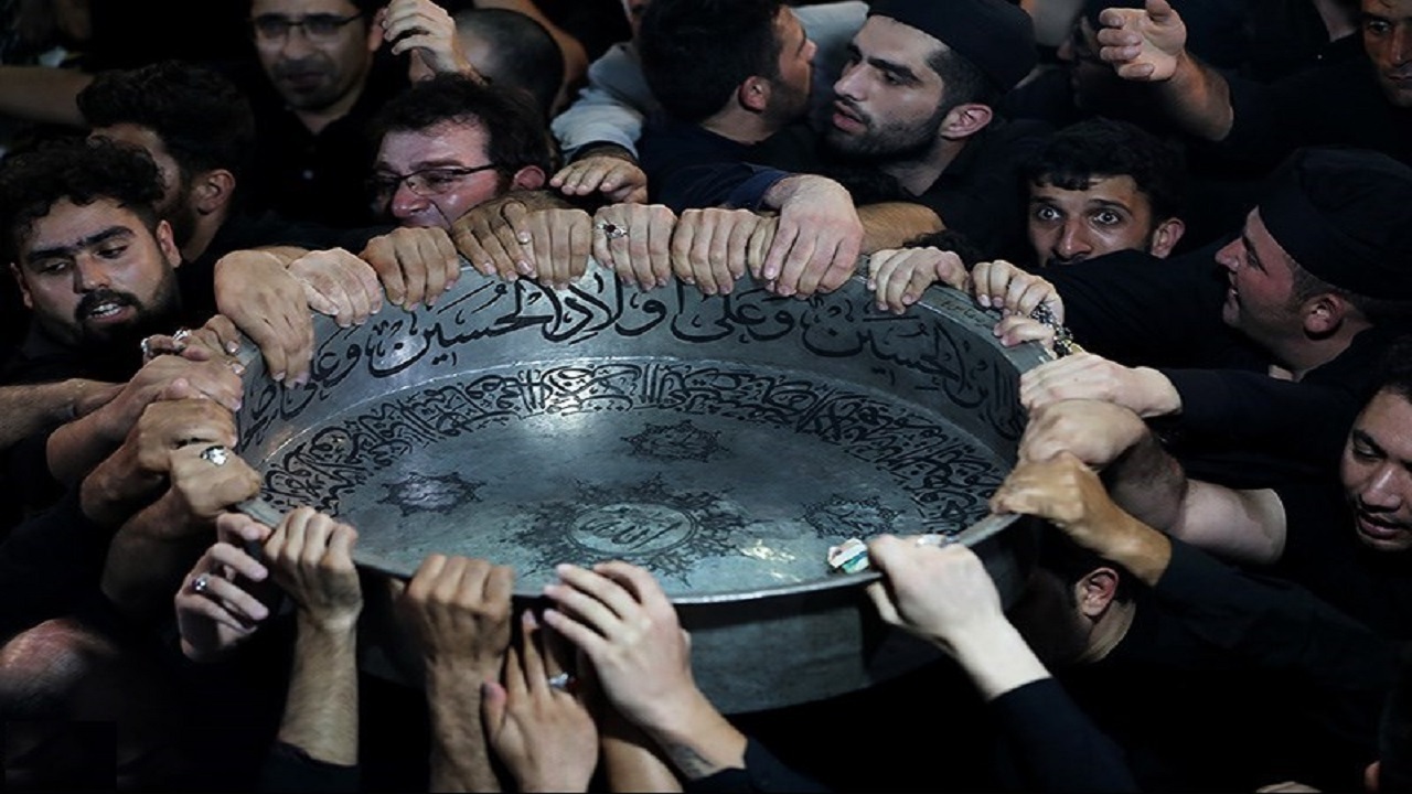 عاشورا؛ آتش در دل، اشک در چشم، نام «حسین» بر زبان عاشورا؛ آتش در دل، اشک در چشم، نام «حسین» بر زبان