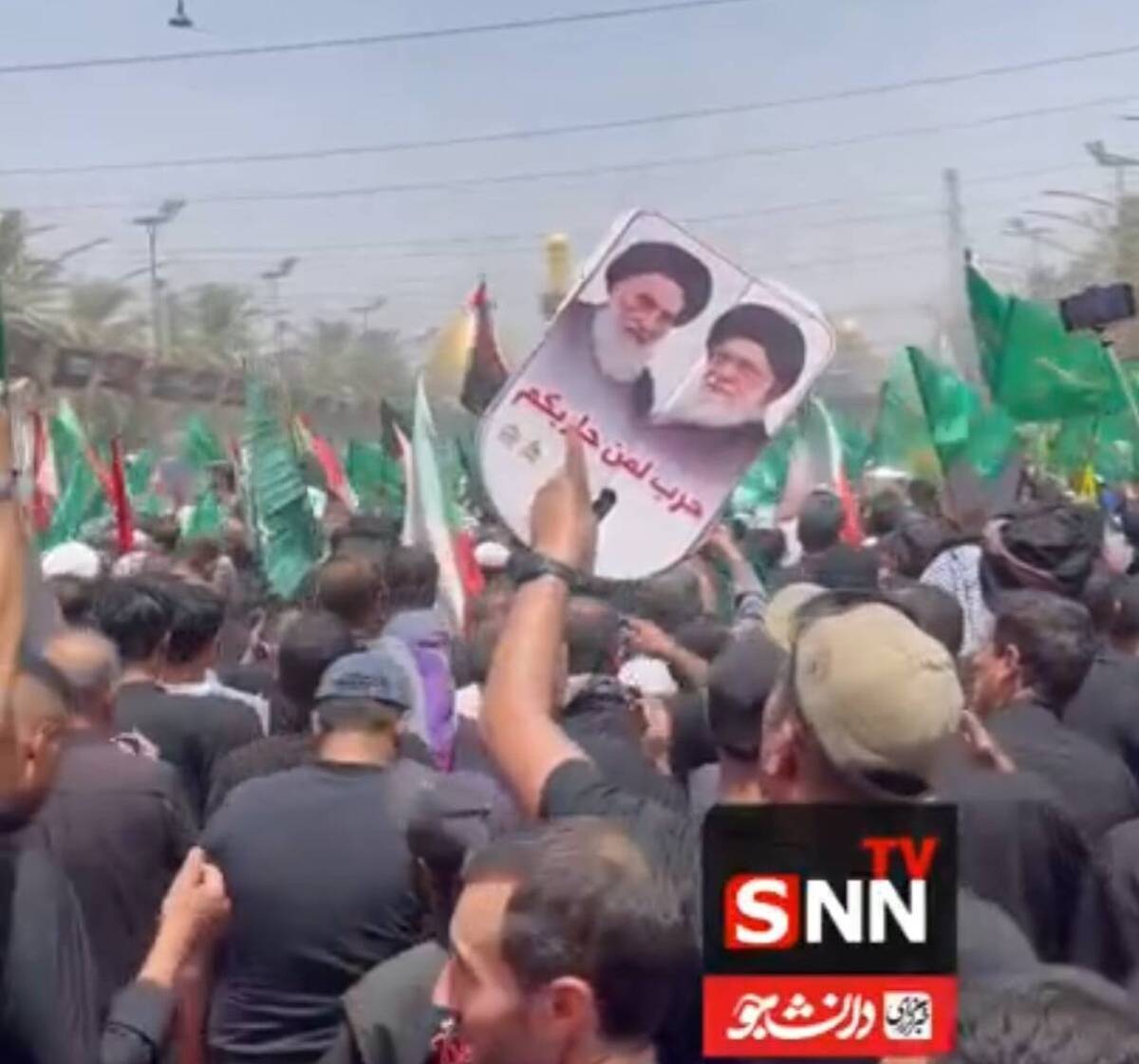 حضور پررنگ تصاویر رهبر انقلاب و آیتالله سیستانی در مراسم عزاداری عاشورای حسینی در کربلای معلی + فیلم