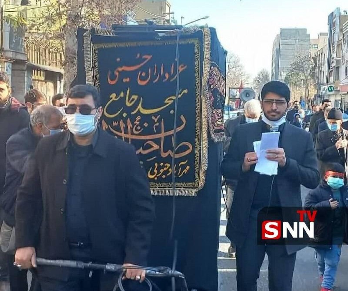 شهید سردار محمود باقری در حال هُل دادن چرخ هیئت