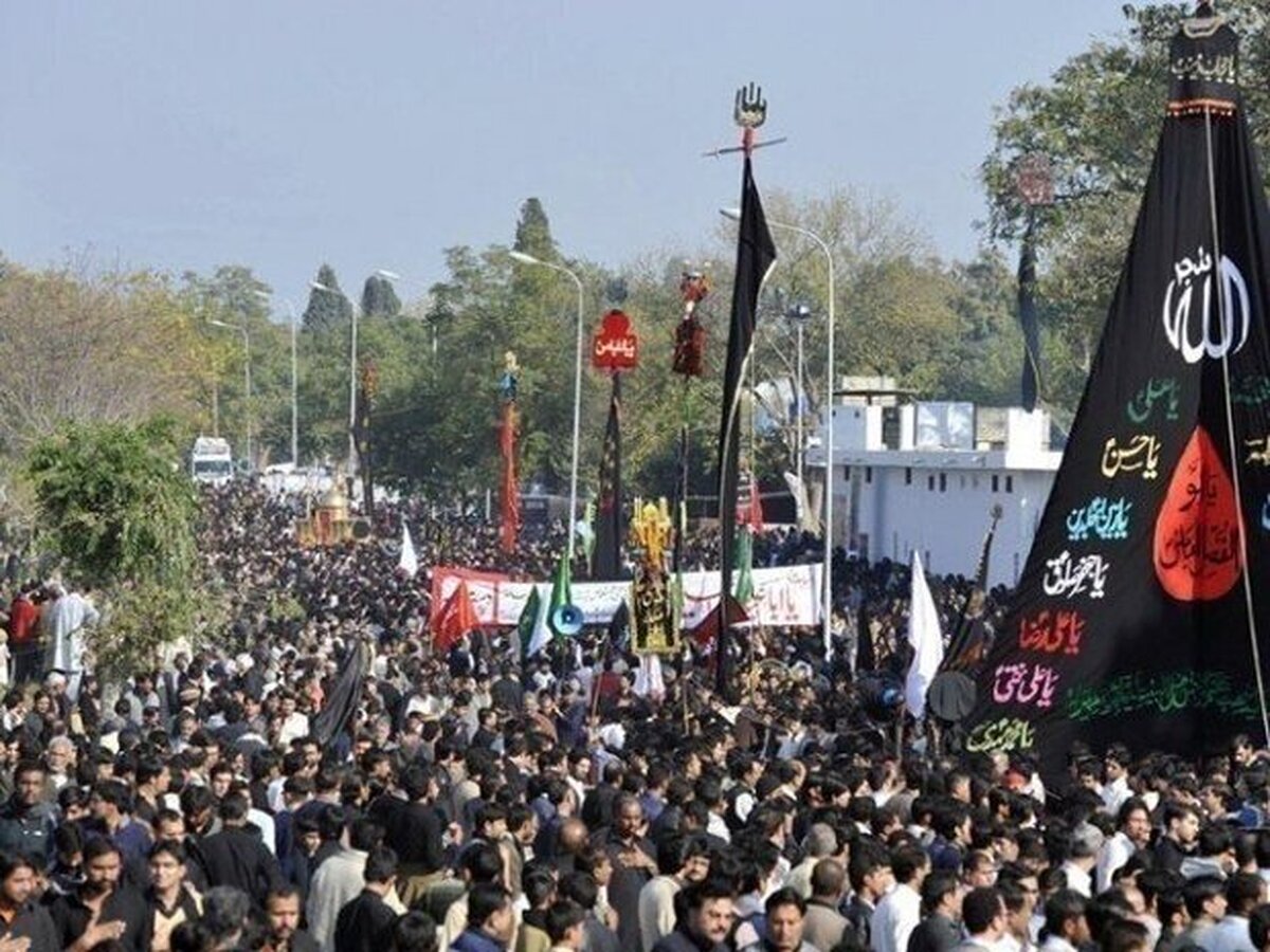 اهتزاز پرچم ایران در دسته عزاداری ایالت سند پاکستان