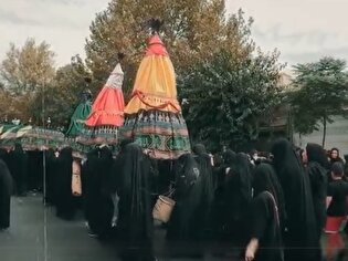 دسته بزرگ عزاداری بنی اسد در تهران | بانوان تهرانی پیکر نمادین اباعبدالله (ع) را بر روی بوریا تشییع کردند
