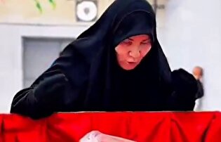 وداع مادر شهید رضا سعیدی از شهدای اقتدار ایران با فرزند عزیزش