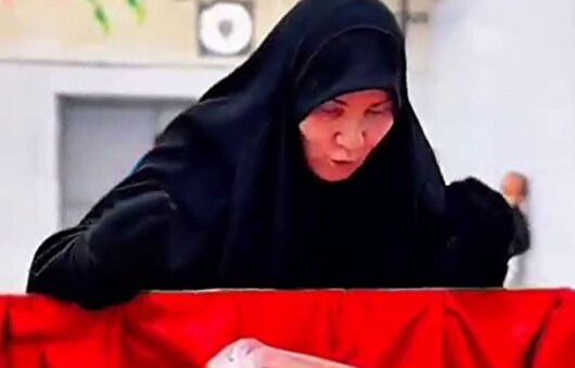 وداع مادر شهید رضا سعیدی از شهدای اقتدار ایران با فرزند عزیزش