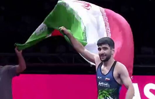 برق طلا بر سینه احمدی