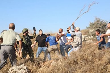 حمله وحشیانه شهرک‌نشینان صهیونیست به سمت فلسطینی‌ها در کرانه باختری