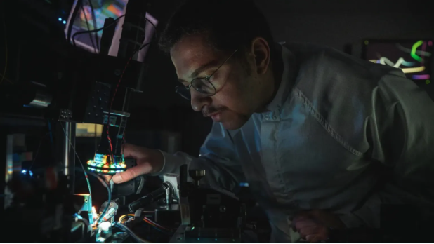 تراشه&zwnj;ای به نازکی مو، تنها با یک جرقه برق، ۱۰۰ میلیون کتاب را در ۷ دقیقه منتقل می&zwnj;کند