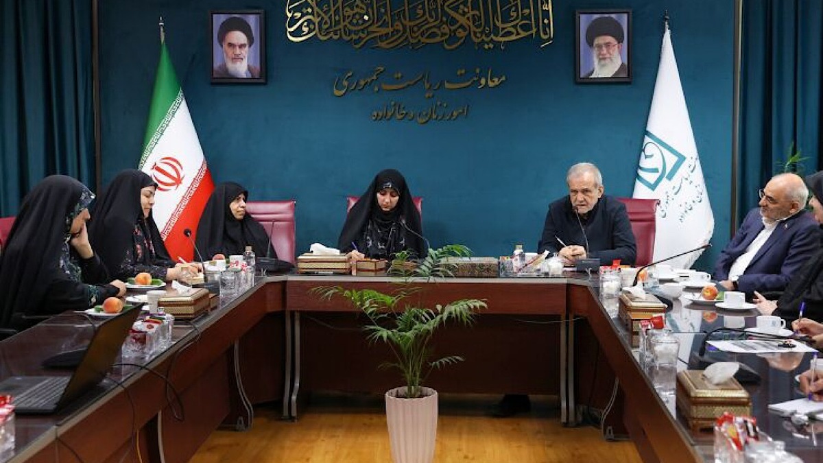 پزشکیان: زنان دارای زمینه مناسبتر برای نقشآفرینی اجتماعی هستند