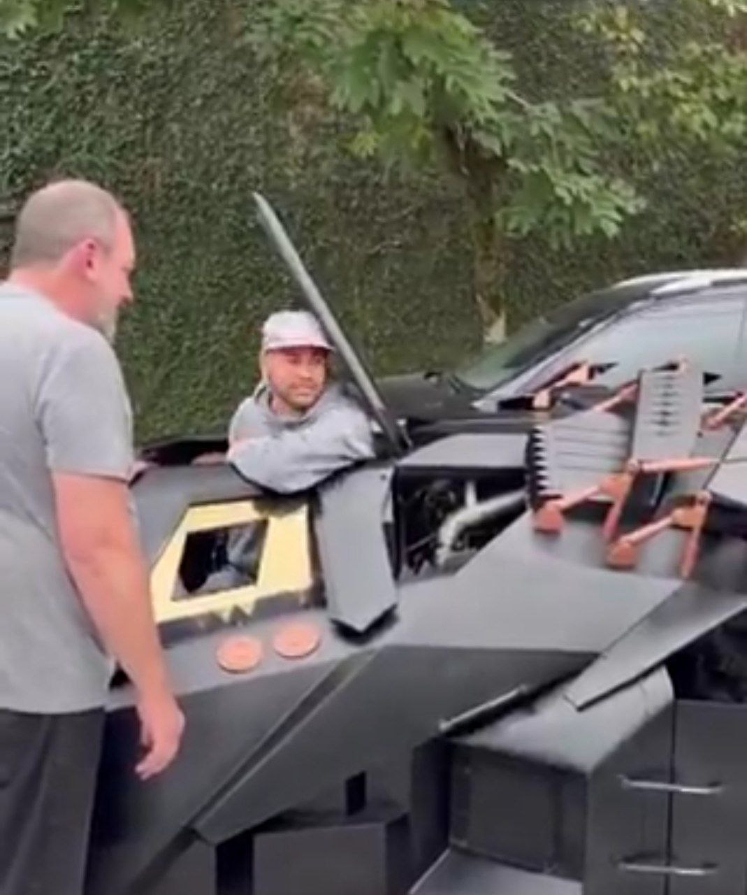 نیمار با بت موبیل، ستاره برزیلی با ماشین بتمن +عکس نیمار با بت موبیل، ستاره برزیلی با ماشین بتمن +عکس