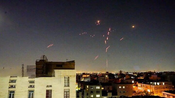 نگاهی به نور‌های قرمز رنگ پدافندی در طول جنگ تحمیلی 12 روزه / گلوله‌های انفجاری قرمز رنگ مربوط به کدام سامانه پدافندی هستند؟