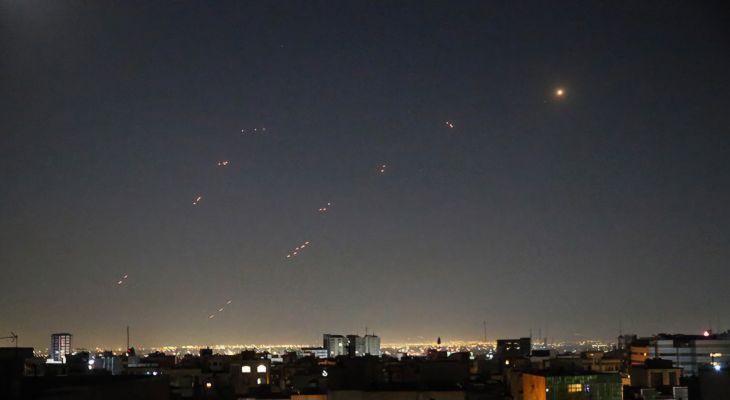 نگاهی به نور های قرمز رنگ پدافندی در طول دفاع مقدس 12 روزه/ گلوله های انفجاری قرمز رنگ مربوط به کدام سامانه پدافندی هستند؟