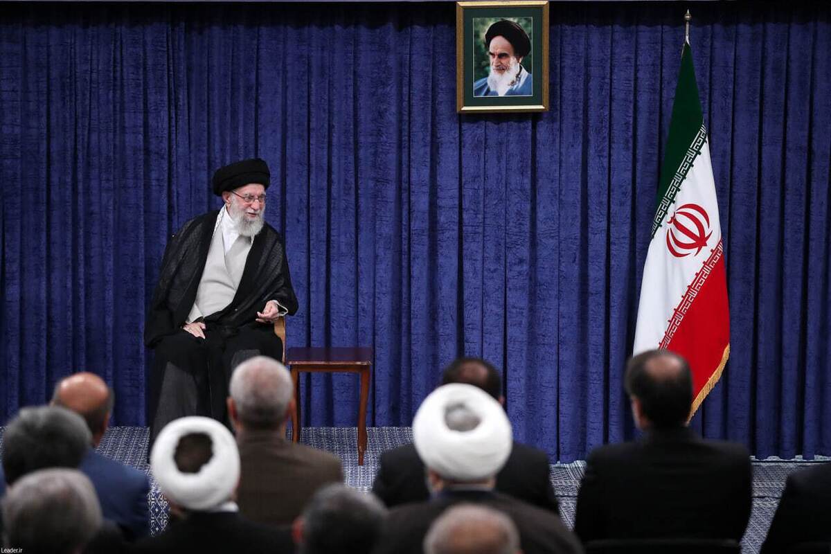 رهبر انقلاب: ملت با جهت‌گیری‌های گوناگون سیاسی و وزن متفاوت مذهبی پای ایران عزیز ایستاد/ ایران نه تنها از آمریکا نمی‌ترسد بلکه آن را می‌ترساند + فیلم