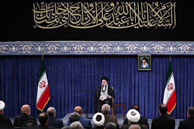 رهبر انقلاب: ملت با جهت‌گیری‌های گوناگون سیاسی و وزن متفاوت مذهبی پای ایران عزیز ایستاد، خداوند نصرت ملت ایران را تضمین کرده است + فیلم