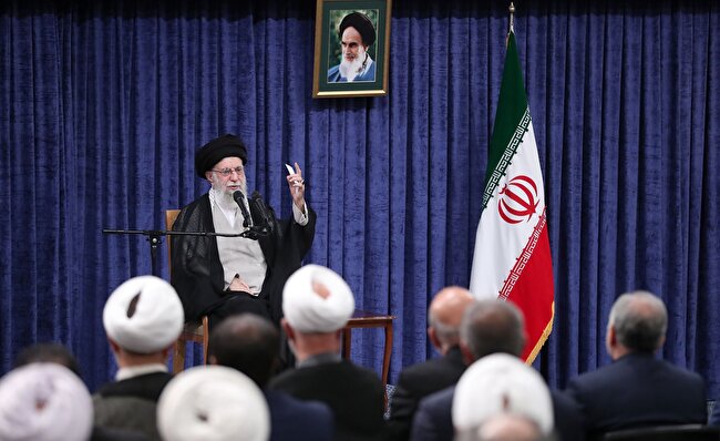 رهبر انقلاب: ملت با جهتگیریهای گوناگون سیاسی و وزن متفاوت مذهبی پای ایران عزیز ایستاد/ ایران نه تنها از آمریکا نمیترسد بلکه آن را میترساند + فیلم
