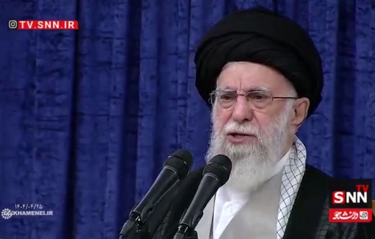 رهبر انقلاب: مردم با ظاهر‌های گوناگون و جهت‌گیری‌های سیاسی گوناگون و وزن مذهبی متفاوت پای ایران عزیز آمدند/ همه این اتحاد ملی را حفظ کنند + فیلم