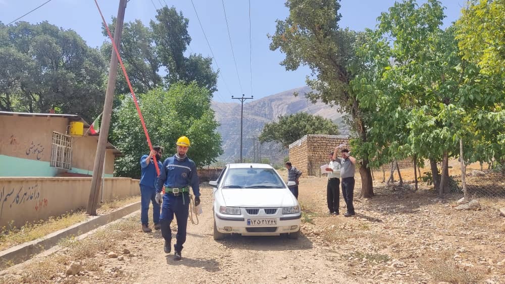 بررسی میدانی برق ناحیه دنا در روستای جلاله/ شناسایی ۳۵ مورد مصرف غیرمجاز و تدوین نقشه راه اصلاح شبکه