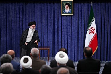 رهبر انقلاب: ملت با جهت‌گیری‌های گوناگون سیاسی و وزن متفاوت مذهبی پای ایران عزیز ایستاد/ ایران نه تنها از آمریکا نمی‌ترسد بلکه آن را می‌ترساند + فیلم