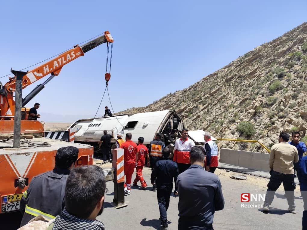 واژگونی مرگبار اتوبوس در جاده فیروزآباد ـ کوار / ۲۱ کشته و ۲۵ مصدوم تاکنون+تصاویر