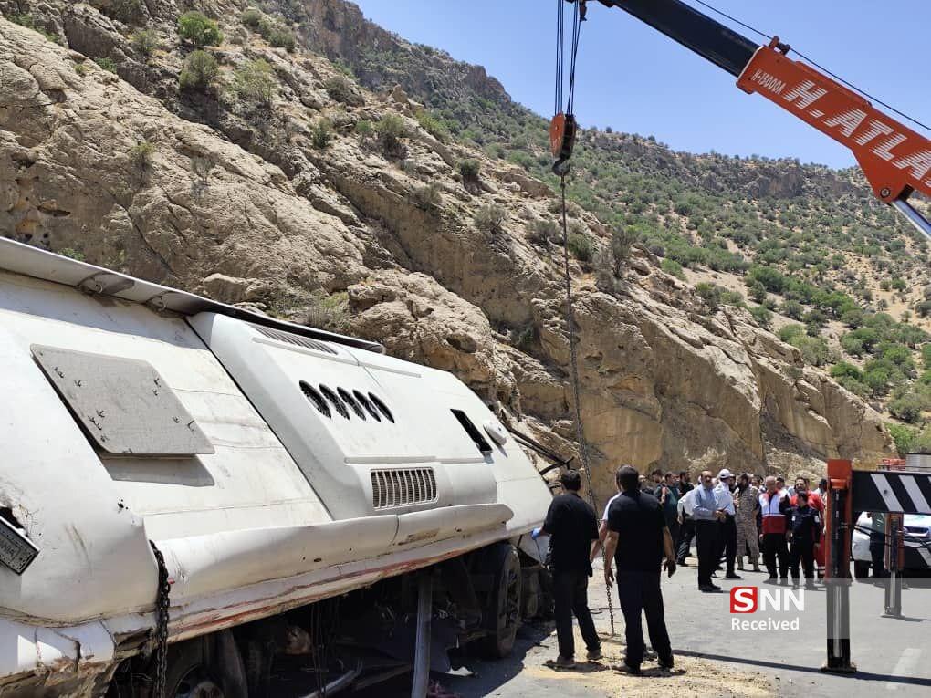 واژگونی مرگبار اتوبوس در جاده فیروزآباد ـ کوار / ۲۱ کشته و ۲۵ مصدوم تاکنون+تصاویر