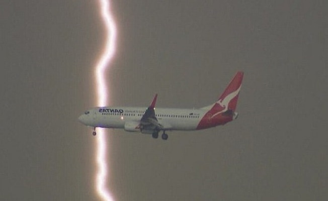 رازهای پنهان آسمان، 7 حقیقتی که درباره هواپیماها نمی&zwnj;دانستید/ از رنگ واقعی جعبه سیاه تا سوراخ مرموز پنجره هواپیما