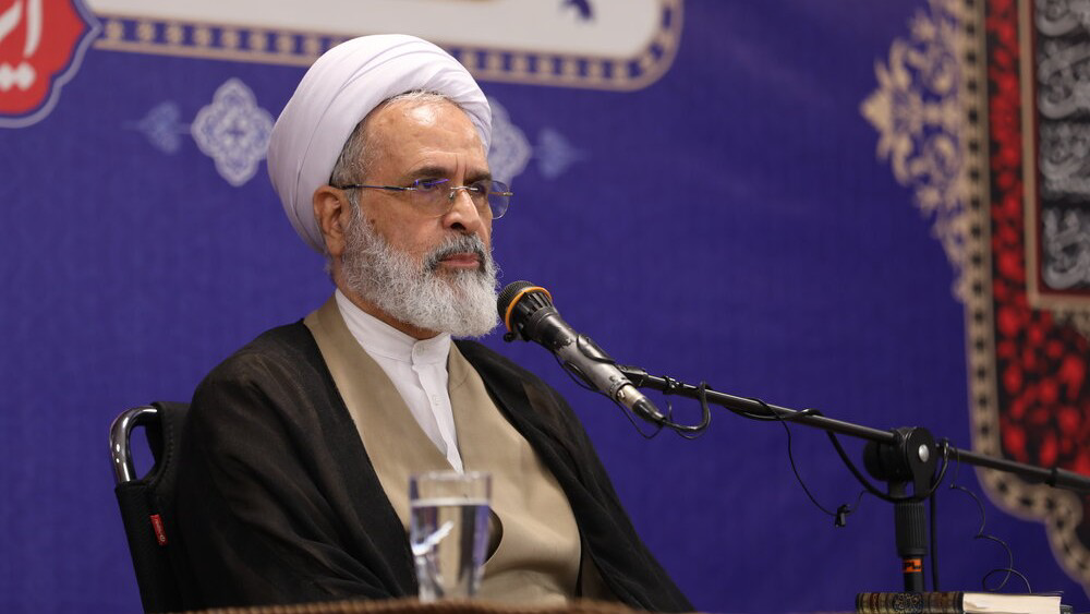 آیتالله اعرافی: پیچ تاریخی کنونی نیازمند هوشیاری و پایداری حداکثری است/استکبار جهانی با همه ابزارهای پیشرفته به میدان آمده بود