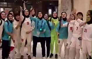 هم خوانی تیم فوتبال بانوان ایران با سرود «ایران» پس از صعود به جام ملت‌های آسیا