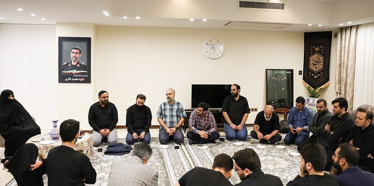 حضور جمعی از اصحاب رسانه در منزل سردار سرلشکر شهید محمود باقری + فیلم