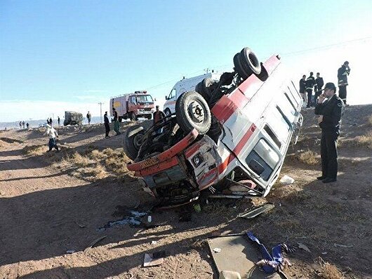 ۱۳ نفر در حادثه واژگونی مینی‌بوس مسیر تکاب - شاهین‌دژ مصدوم شدند