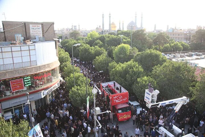 فرزندان وطن روی دستان مردم قم تشییع شدند