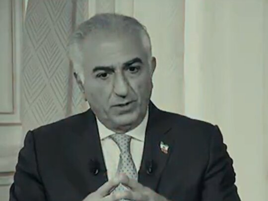 این رند‌ها جمع شدند دور این بچه پول هایش را از جیبش در بیاورند
