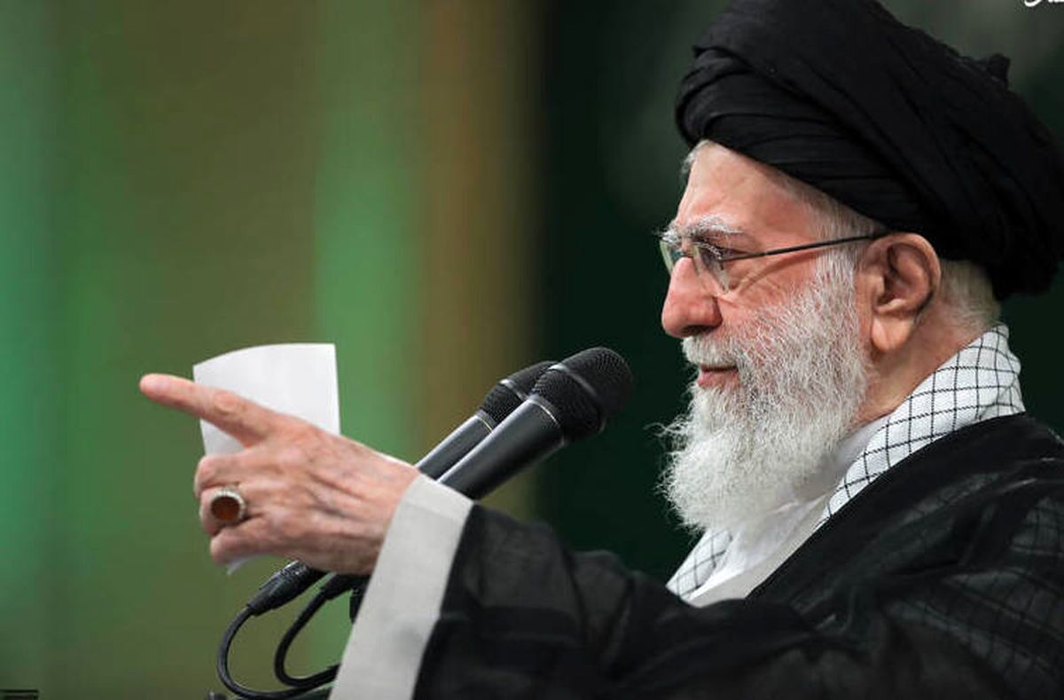 رهبر انقلاب: مردم از درون نیروهای مسلح را پشتیبانی کردند و دست آنها را برای چنین کار بزرگی فراهم کردند+فیلم