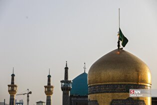 ‌تعویض پرچم گنبد حرم امام رضا (ع) در آغاز ماه محرم