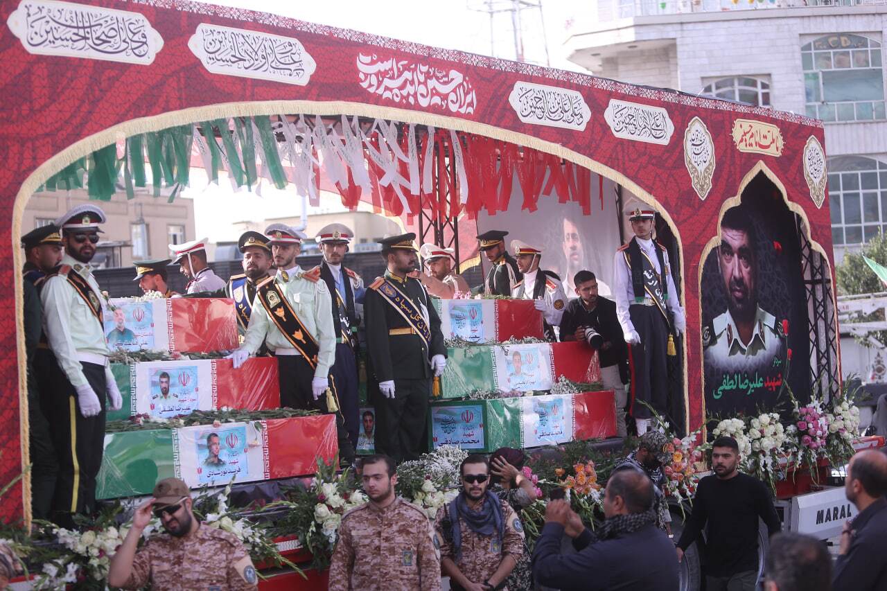 پیکر پاکباختگان شهید برای اقامه نماز به میدان انقلاب رسید