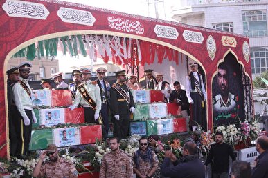 پیکر پاکباختگان شهید برای اقامه نماز به میدان انقلاب رسید