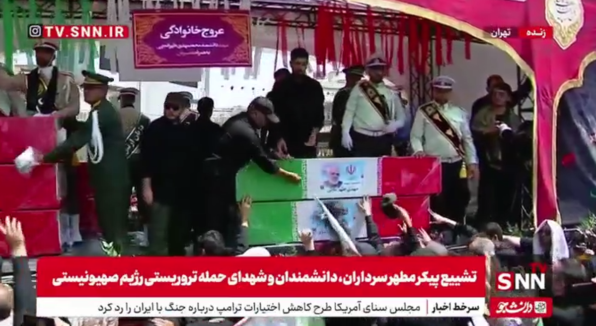 تصاویری از متبرک کردن پارچه و چفیه با تابوت پیکر شهدای اقتدار