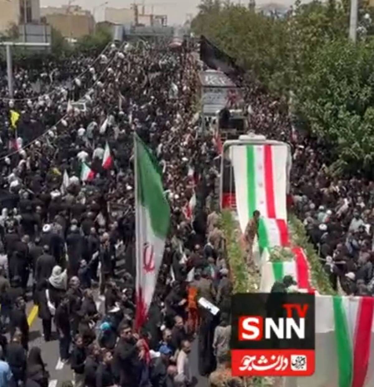 پارچه نوشت مردم در تشییع شهدای اقتدار: مردم جهان برعلیه نسل کشها به پا خیزید + فیلم