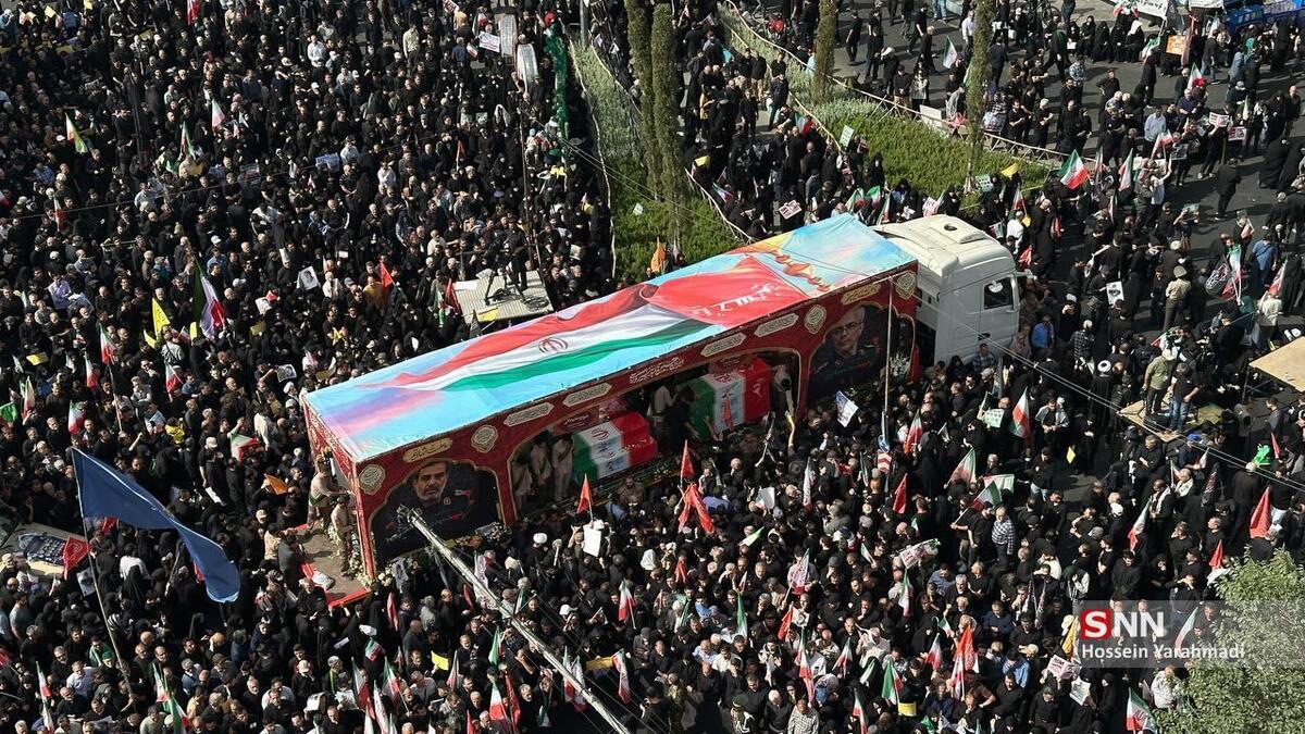 همزمان با نزدیک شدن پیکر شهدا به میدان آزادی جمعیت مردم و تشییع کنندگان رو به افزایش است + فیلم
