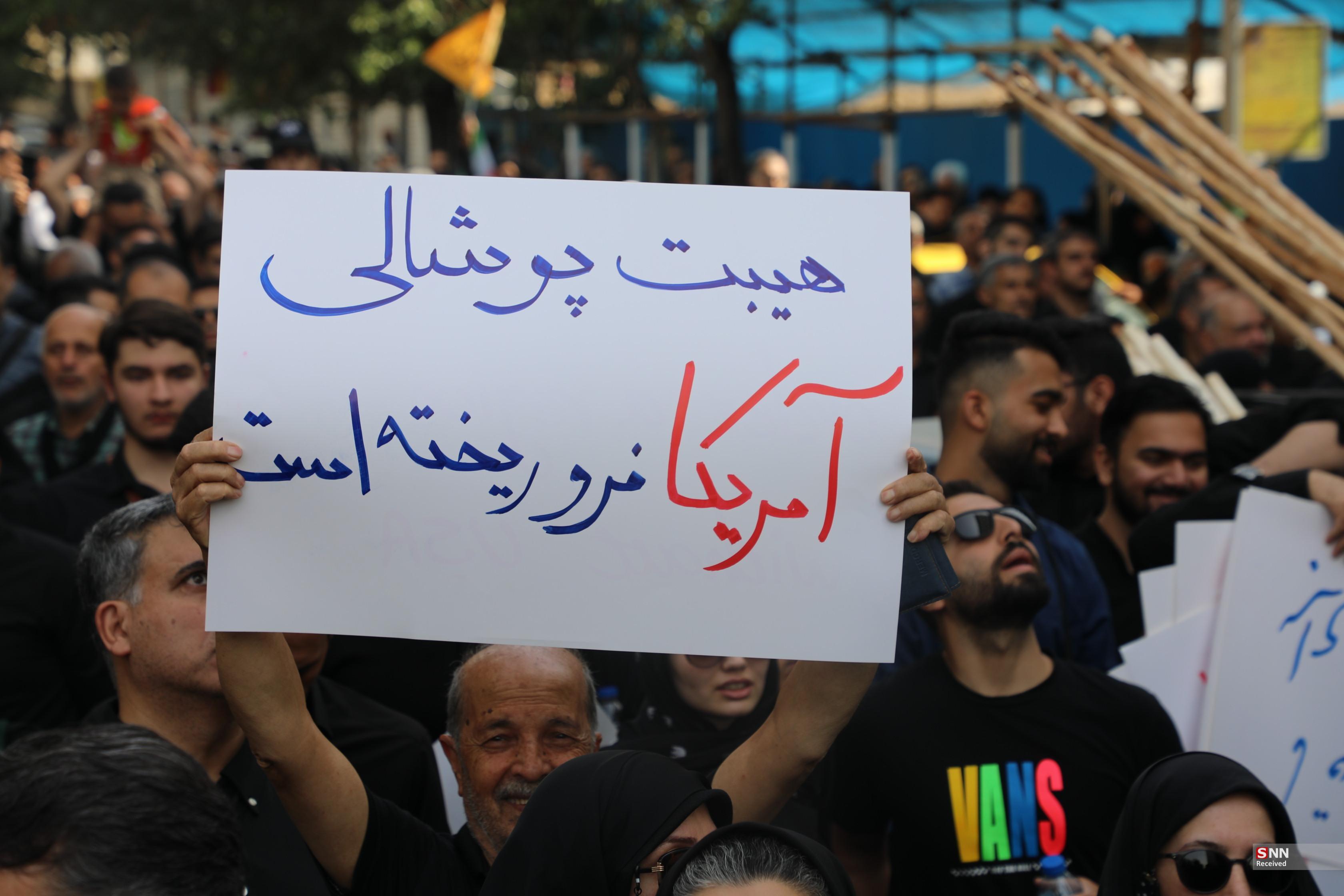 پلاکاردهایی که فریاد می‌زدند: ایران تسلیم نمی‌شود + تصاویر