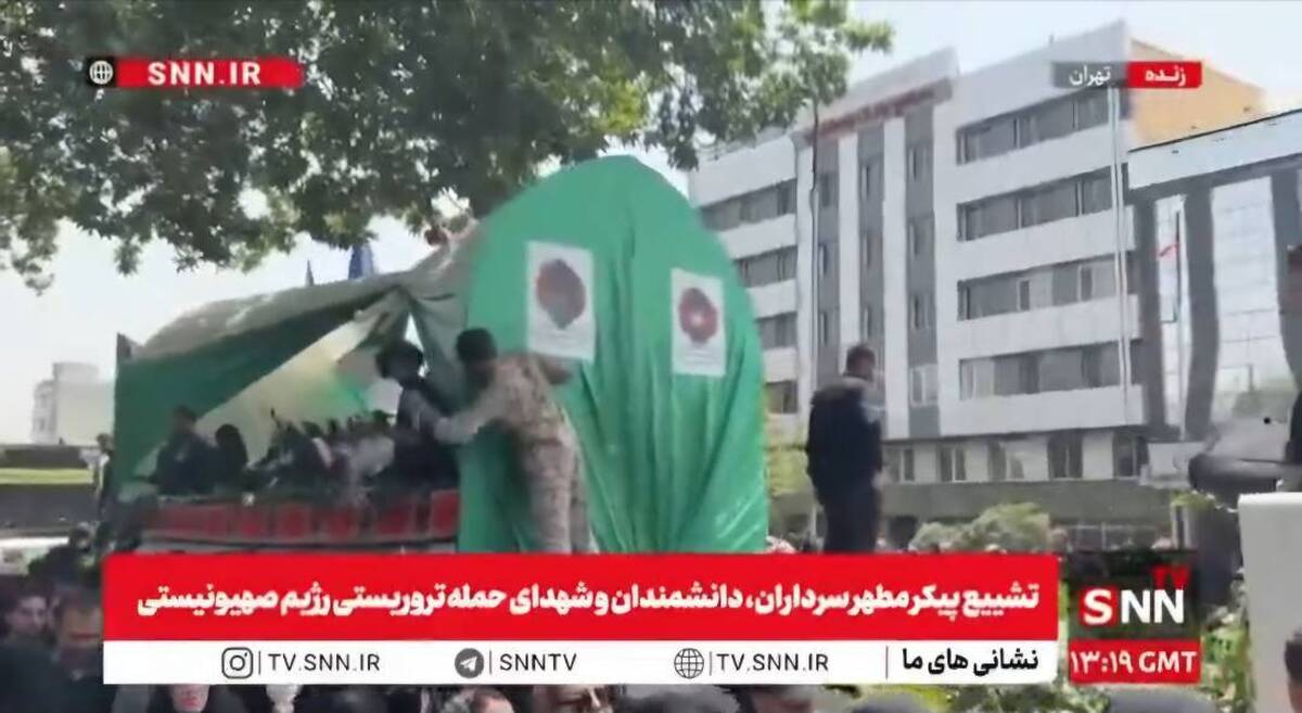 کودکان خادم پیکر شهدای خردسال شدند/ تصاویری از حرکت کاروان حامل پیکر شهدای خردسال در بین مردم + فیلم