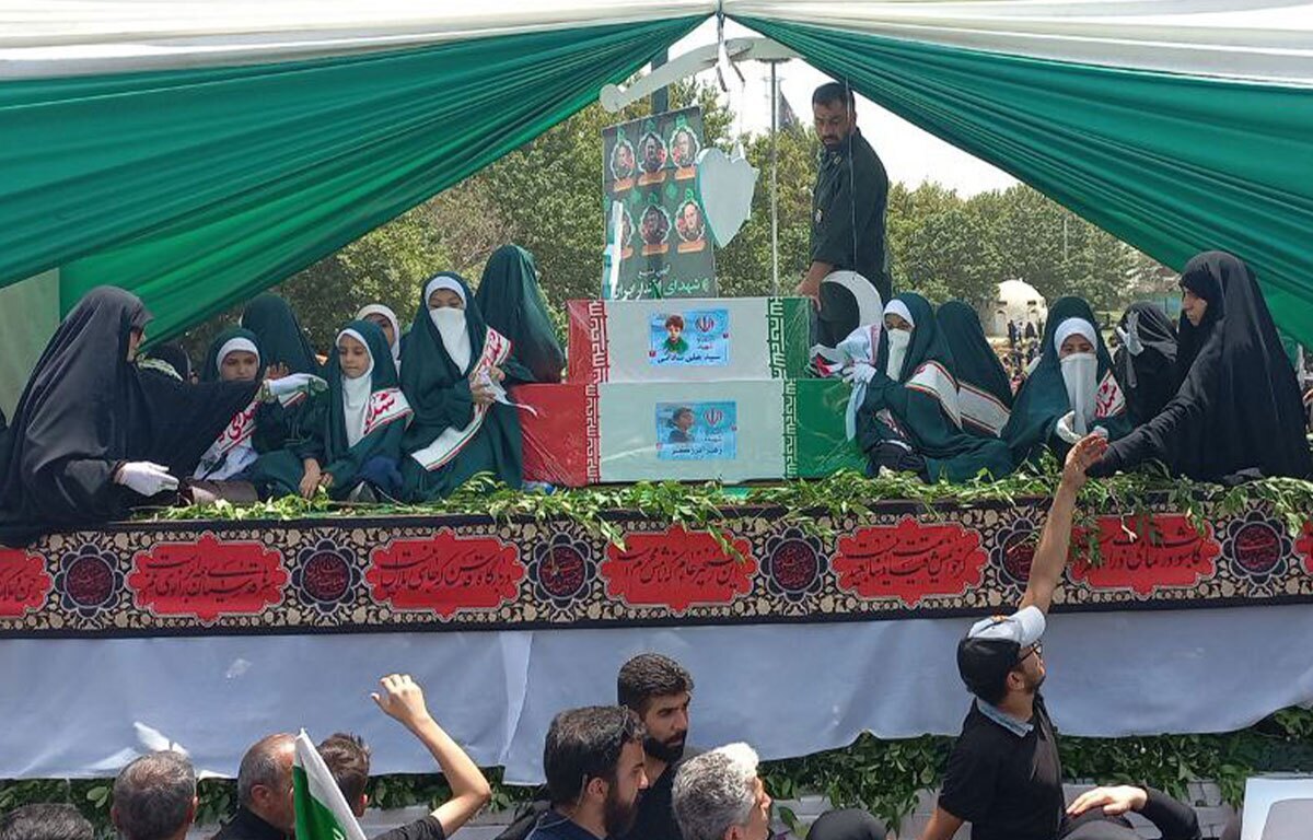 کودکان خادم پیکر شهدای خردسال شدند/ تصاویری از حرکت کاروان حامل پیکر شهدای خردسال در بین مردم