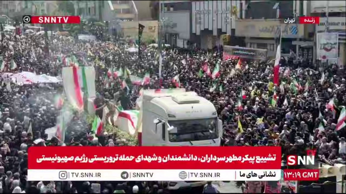 همزمان با نزدیک شدن پیکر شهدا به میدان آزادی جمعیت مردم و تشییع کنندگان رو به افزایش است