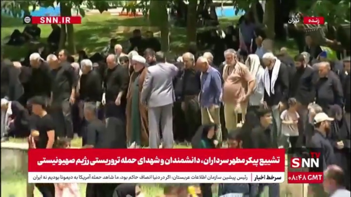 اقامه نماز جماعت در حاشیه مراسم تشییع پیکر شهدای اقتدار