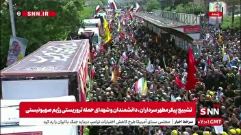 تصاویری از متبرک کردن پارچه و چفیه با تابوت پیکر شهدای اقتدار