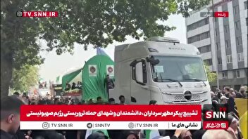 کودکان خادم پیکر شهدای خردسال شدند/ تصاویری از حرکت کاروان حامل پیکر شهدای خردسال در بین مردم