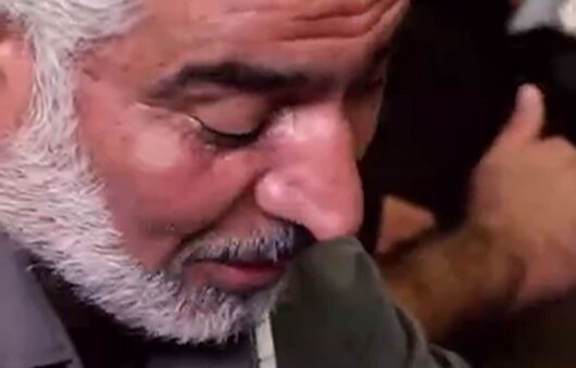 رجز خوانی پدرشهید محمدرضا بهاری نژاد بر سر پیکر پسرش